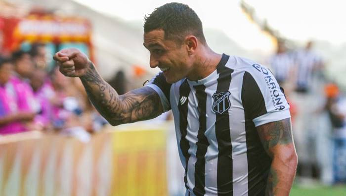 Hoje no Ceará, Vinícius se esquiva de polêmica e prega respeito ao Vitória