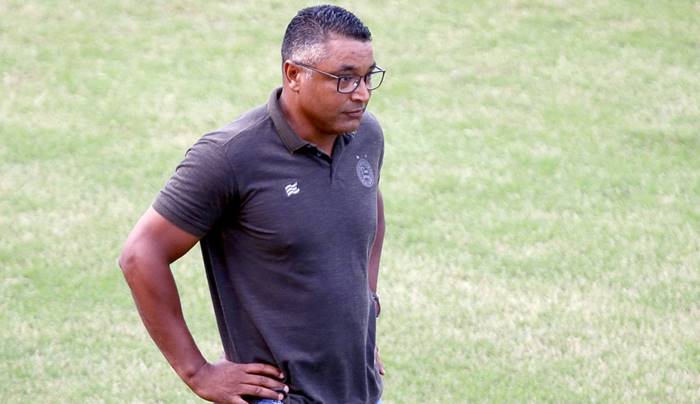 Roger Machado explica Edson e Ramon no banco contra o Atlético-BA
