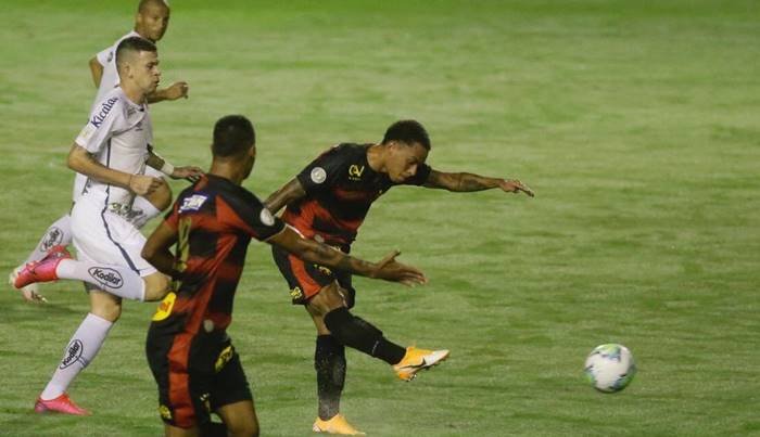 Ex-Vitória marca golaço, Santos vence o Sport e encosta no G-4 da Série A