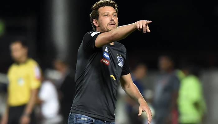 Ex-meia Elano é anunciado como novo técnico de clube da Série B
