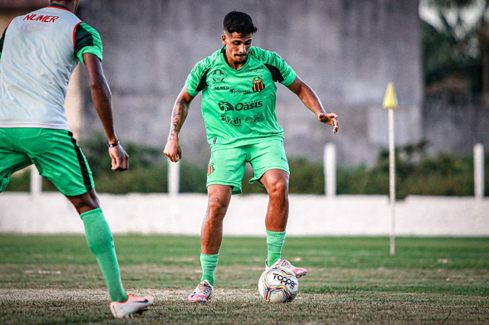 Meia do Sampaio Corrêa confiante no triunfo contra o Vitória na estreia da Série B