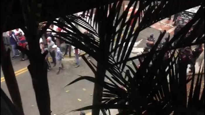 Torcida recebe delegação do São Paulo no aeroporto com protesto