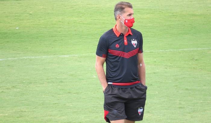 Vagner Mancini exalta vitória sobre o Flamengo na estreia pelo Atlético-GO