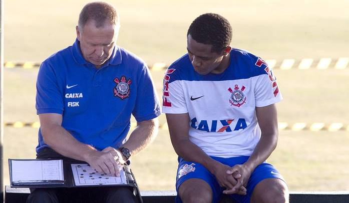 Mais reforço: Bahia anuncia contratação do experiente meia Elias