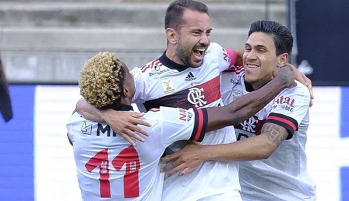 Flamengo goleia, assume liderança e pressiona o Atlético-MG contra o Bahia