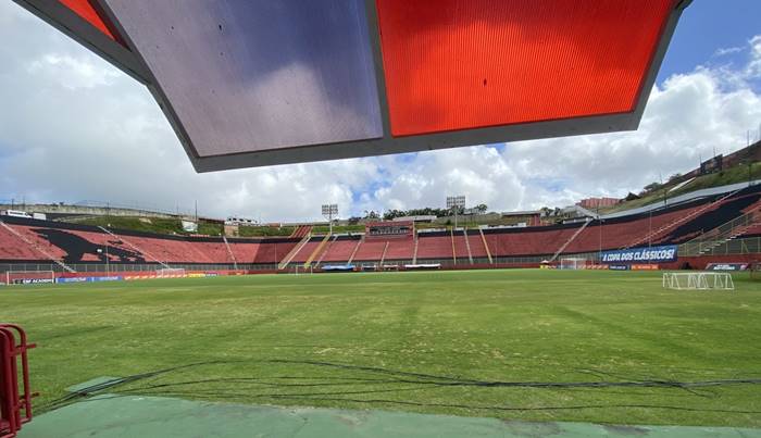 Vitória sofre surto de Covid-19 e libera elenco da concentração