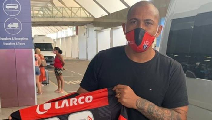 Em Salvador, Walter posa com camisa do Vitória e manda recado à torcida