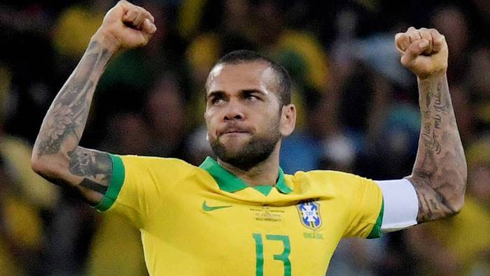 Daniel Alves supera Rivelino e se torna o 3º atleta com mais jogos pela Seleção