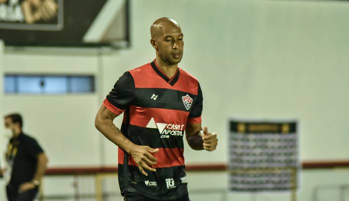 Dinei acredita na classificação do Vitória no Baianão após três anos fora