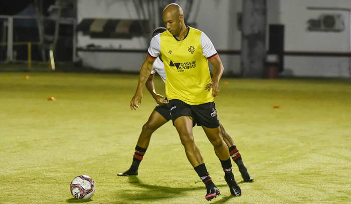 Dinei deve permanecer fora das atividades com bola até fevereiro