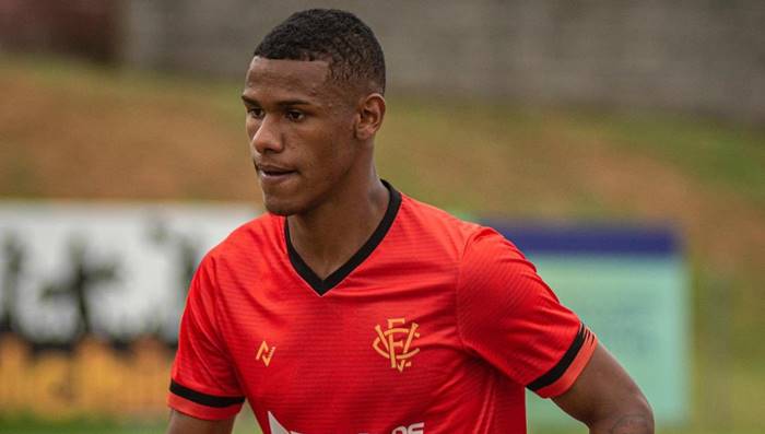 Vitória oficializa renovação de contrato do volante João Pedro