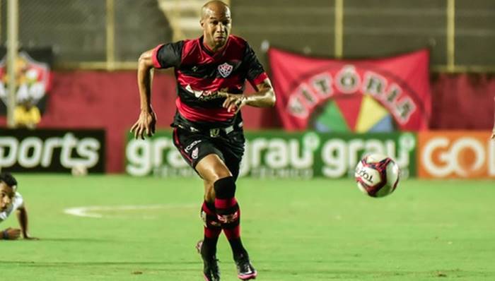 Vitória cogita renovar com Dinei e busca nova comissão técnica para 2022