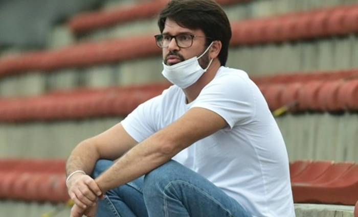 Alô Bellintani! Roupa de Homem não cabe em menino!!!