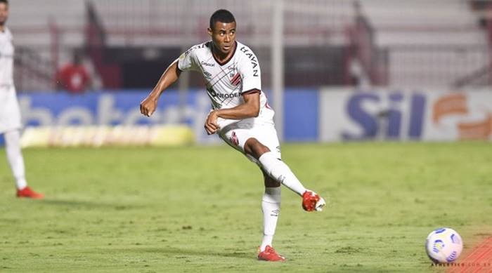 Antes de pegar o Bahia, Athletico vence fora de casa e encosta no G6