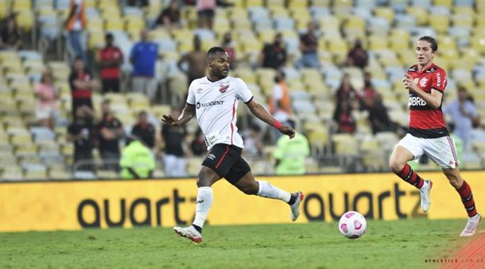 Dupla ex-Vitória brilha, Athletico elimina o Flamengo e pega o Atlético-MG na final da Copa do Brasil