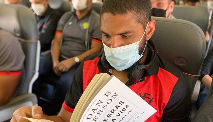 Técnico do Vitória presenteia jogadores com livros e cria o “Atleta da Semana”