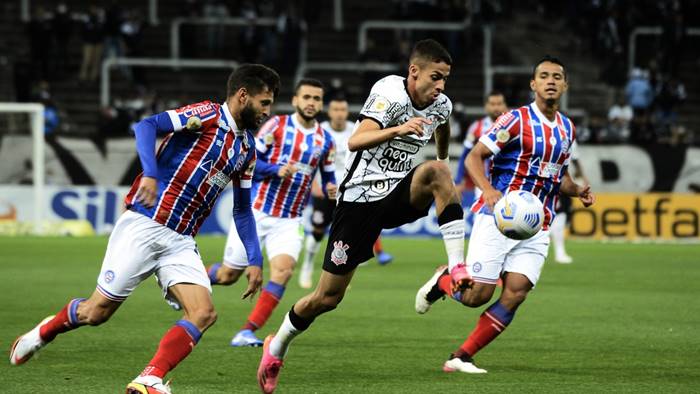 Bahia toma virada do Corinthians, prolonga sofrimento e segue no Z4