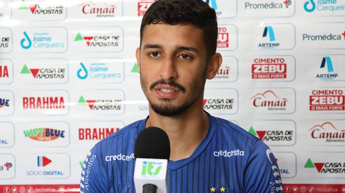 Meia do Bahia mostra otimismo com novo diretor e menciona espera por reforços