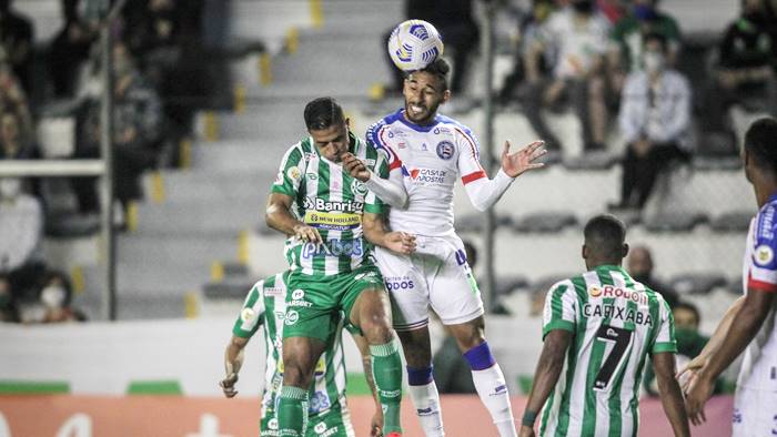 Em jogo polêmico, Bahia sofre, mas arranca empate com o Juventude
