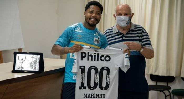 Ex-Vitória, atacante recebe homenagem no Santos pelos 100 jogos