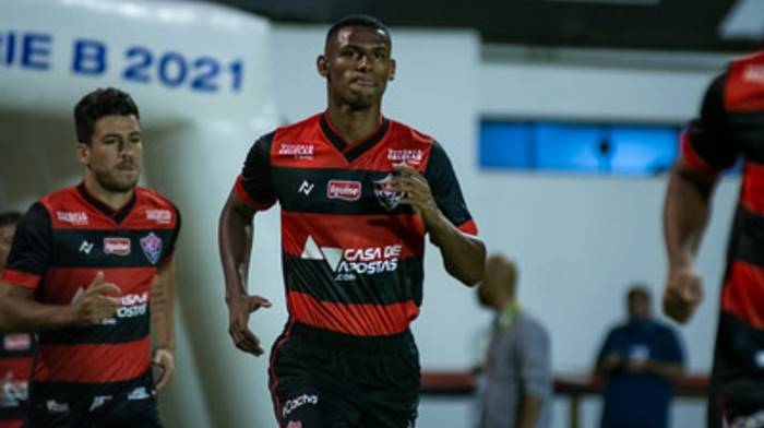 Volante do Vitória não espera jogo fácil contra o Atlético de Alagoinhas