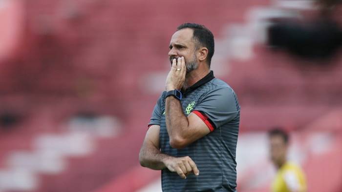 Wagner Lopes critica atuação do Vitória, mas assume responsabilidade