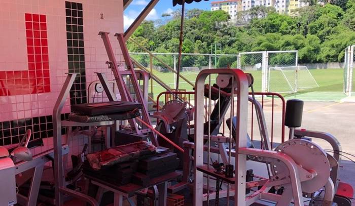 Equipamentos são vistos em estado de degradação na academia do Vitória