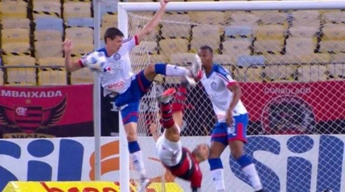 Na súmula, árbitro relata que Conti bloqueou passagem da bola com o braço