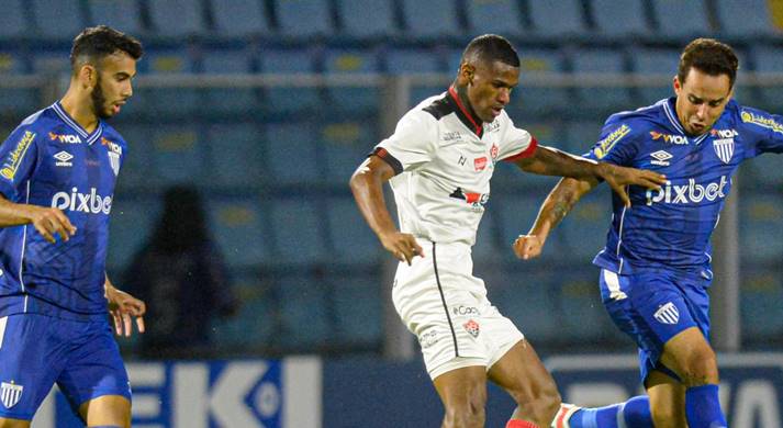 Com gol aos 45, Vitória arranca empate com o Avaí e seca concorrentes