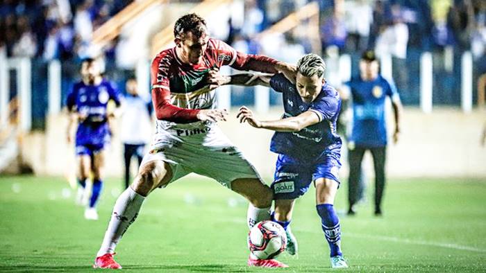 Confiança vence, Vitória cai para vice-lanterna e fica 4 pontos do Brusque