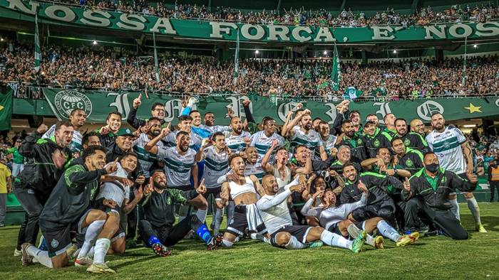 Com derrota do CRB, Coritiba garante acesso à Série A do Brasileiro