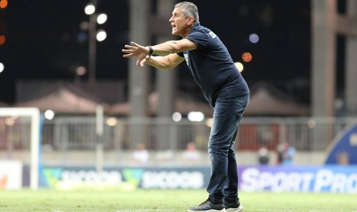 Técnico do Cuiabá critica arbitragem após empate com o Bahia