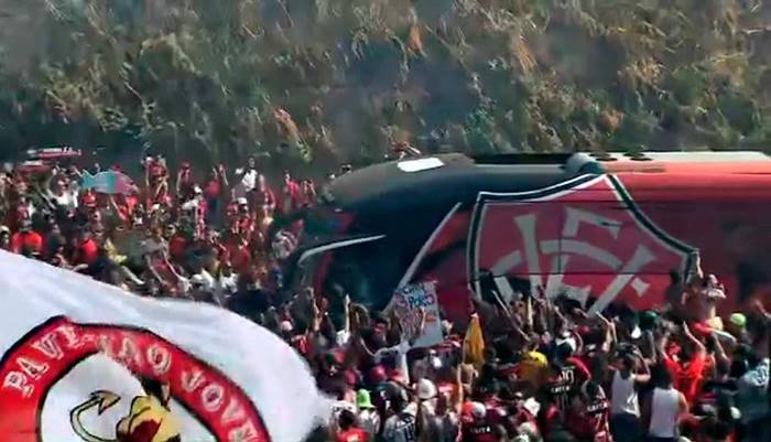 Vitória tem recepção calorosa na chegada ao Barradão; veja o vídeo