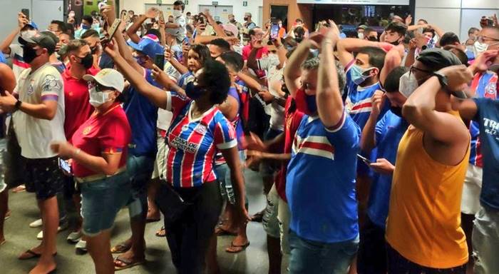 Elenco do Bahia recebe apoio da torcida no desembarque em Salvador