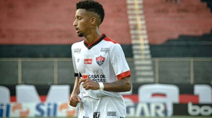 Meio-campista ex-Vitória e zagueiro são oficializados pelo Santos