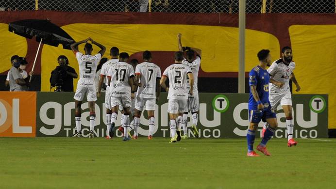 Vitória amassa o Cruzeiro, pula fora do Z4 e seca Brusque e Londrina
