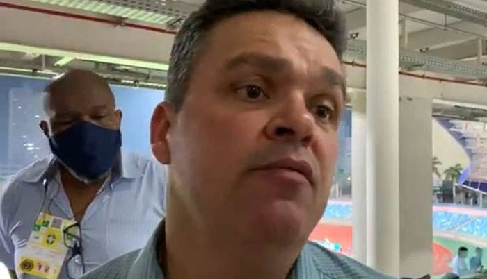 Com atitude bizarra, presidente de clube da Série A arranca máscara de repórter