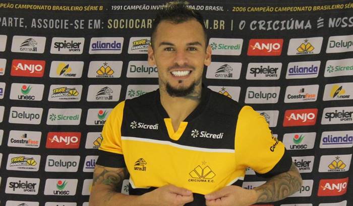 Conheça o lateral Alemão Teixeira, reforço do Vitória para 2022