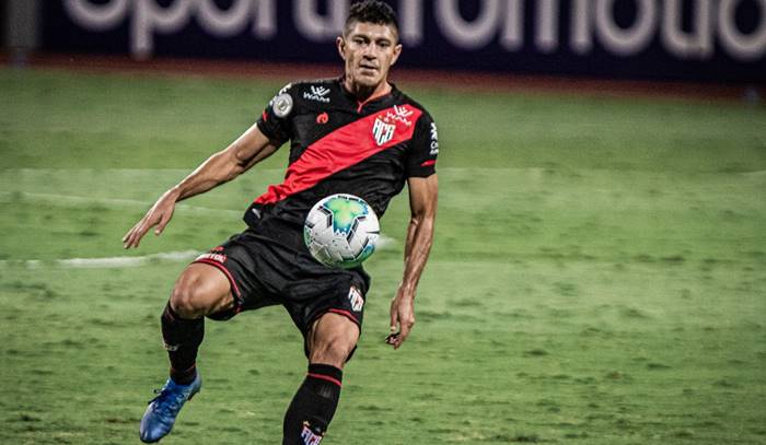 Volante ex-Bahia retorna ao Atlético-GO após passagem pela Arábia