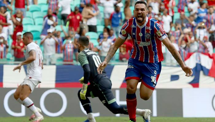 Em busca de centroavante, Fluminense prepara investida por Gilberto e Cano