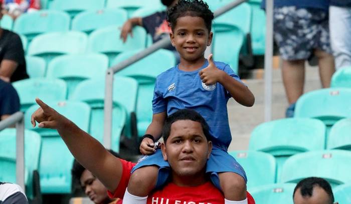 Hulk presenteia torcedor do Bahia com camisa que usou no jogo do título