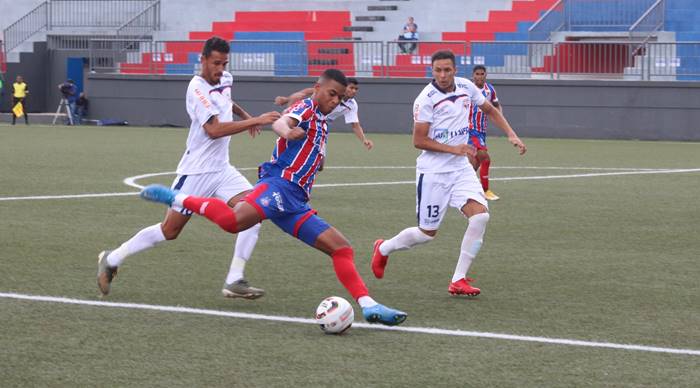 Bahia fica duas vezes atrás do placar, mas empata com o Bahia de Feira na estreia do Baianão