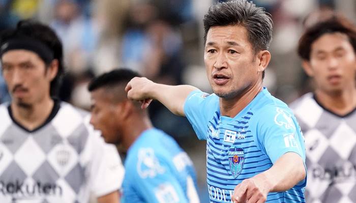 Jogador de futebol mais velho do mundo acerta com 14° clube na carreira