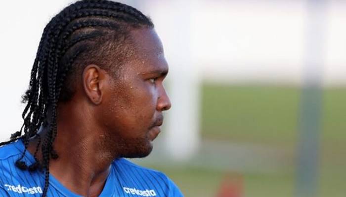 Curado da Covid-19, Rodallega embarca para se apresentar ao Bahia