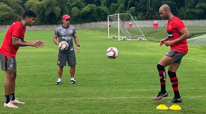 Dinei inicia a fase de recondicionamento no campo após cirurgia no joelho