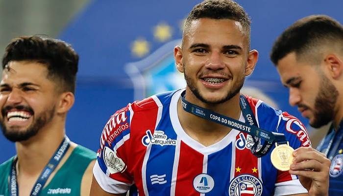 A caminho da Ucrânia, volante se despede do Bahia nas redes sociais