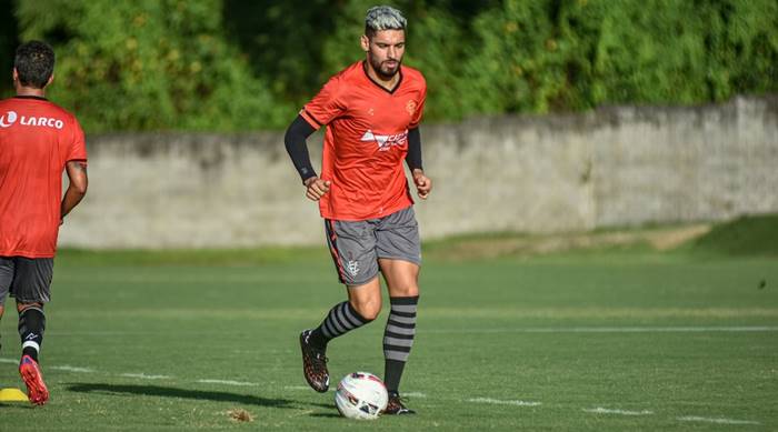 Novo zagueiro do Vitória diz gostar de construção no setor ofensivo