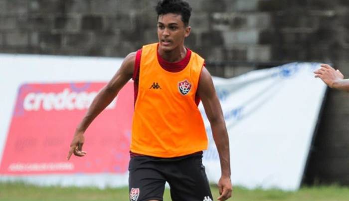 Após acionar à Justiça, volante se entende com o Vitória e é reintegrado