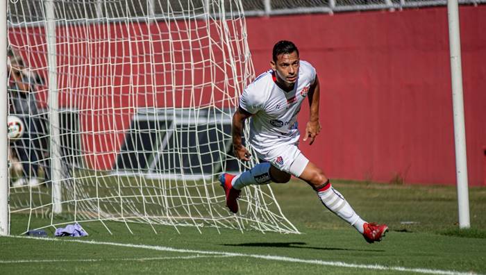 Provável titular, Roberto revela mudança no esquema tático do Vitória