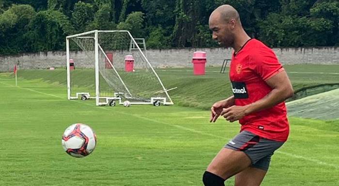 Há seis meses longe dos gramados, Dinei se aproxima do retorno